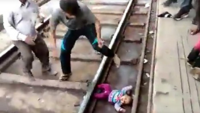 Чудом осталась в живых: маленькую девочку уронили под движущийся поезд