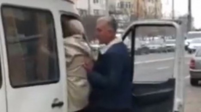 Дверь переполненной столичной маршрутки пришлось закрывать случайному прохожему