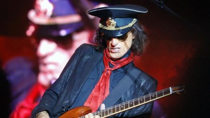 Гитариста Aerosmith увезли на скорой с концерта в Нью-Йорке