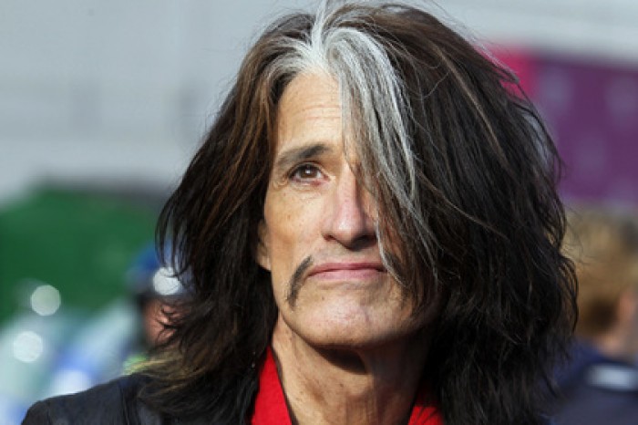 Гитариста Aerosmith увезли на скорой с концерта в США