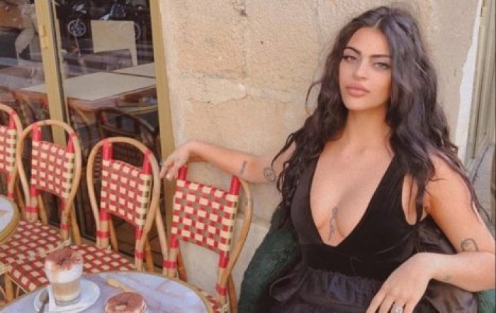 Модель выгнали из Лувра из-за декольте
