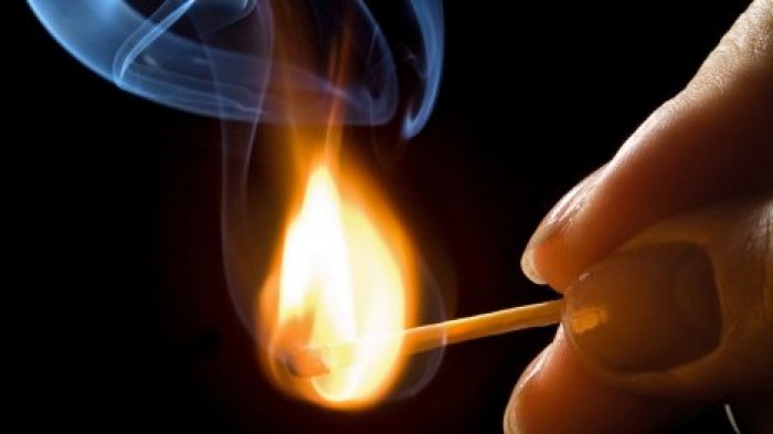 На вечеринке в Питере 14-летнюю девочку облили горючкой и подожгли