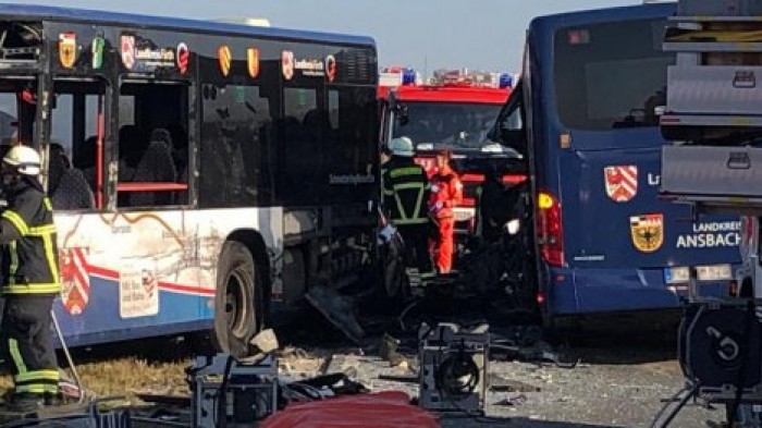 Не менее 40 человек пострадали при столкновении двух автобусов на юге Германии