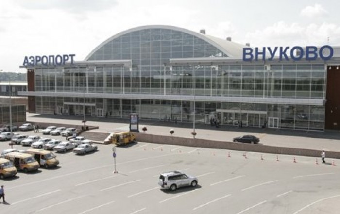 Опоздавший на рейс пассажир пытался остановить самолет на рулежной дорожке