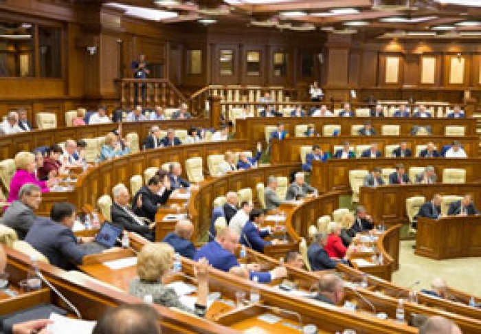 PARLAMENTUL A ADOPTAT NOILE GRADE MILITARE PENTRU SOLDAŢI ŞI SERGENŢI