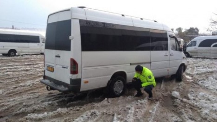 Полицейские сняли с маршрута пять рейсовых автобусов, которые ездили без зимней резины