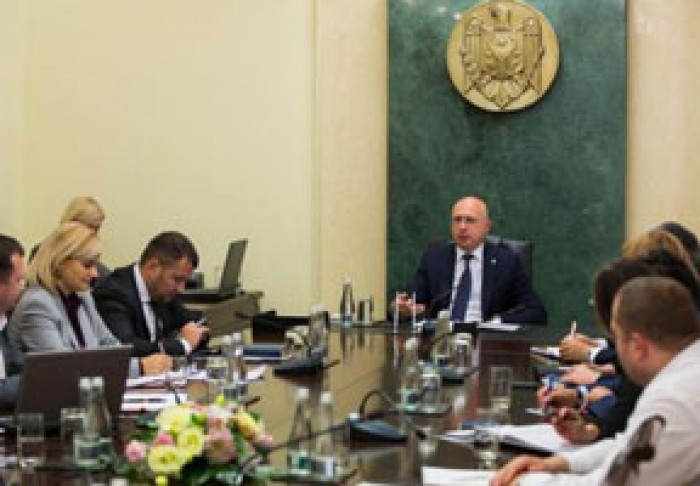 PREMIERUL ÎNDEAMNĂ LA O ABORDARE COMPLEXĂ PENTRU SOLUŢIONAREA PROBLEMEI DE GESTIONARE A DEŞEURILOR