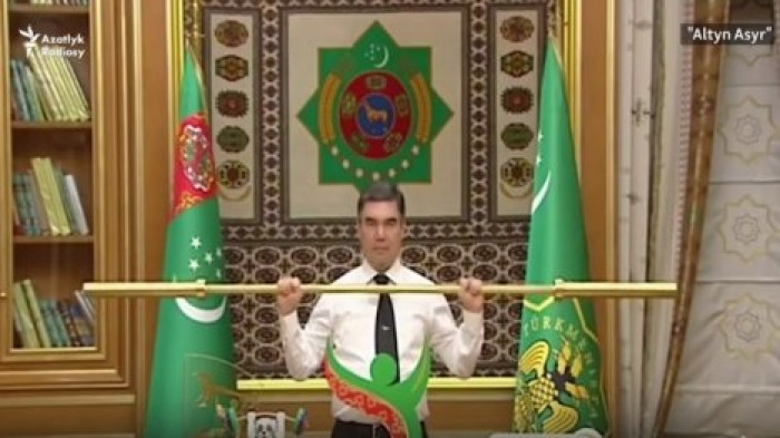 Президент Туркменистана поднял золотой гриф от штанги