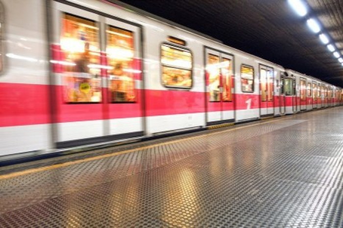 Семь человек пострадали в метро Милана после резкого торможения поезда