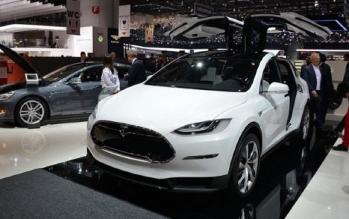 СМИ: в "черную пятницу" из салона в Киеве угнали Tesla Model X