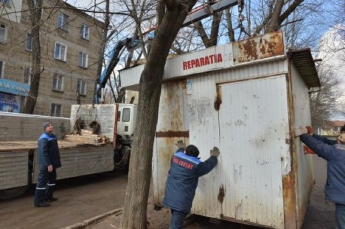 Столичный коммерсант за ночь перенес торговую точку с одной улицы на другую
