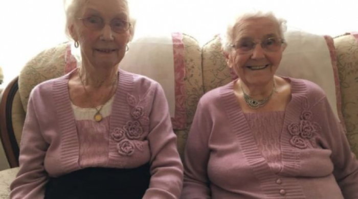 В Британии 102-летние близнецы поделились рецептом долголетия