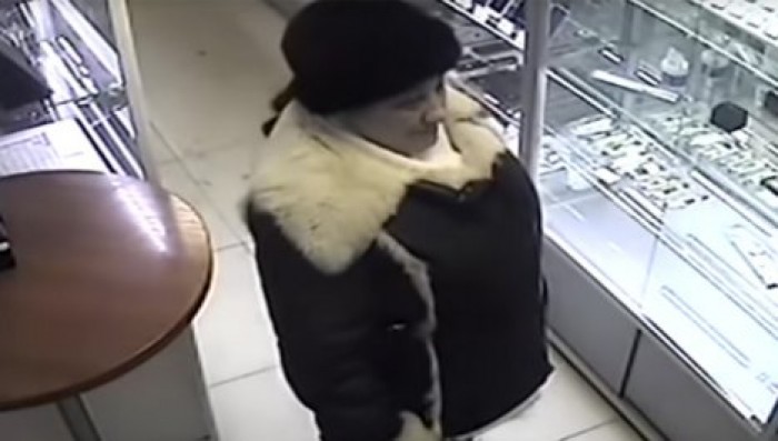 В Екатеринбурге сотрудница ломбарда под гипнозом вынесла экстрасенсу все содержимое сейфа
