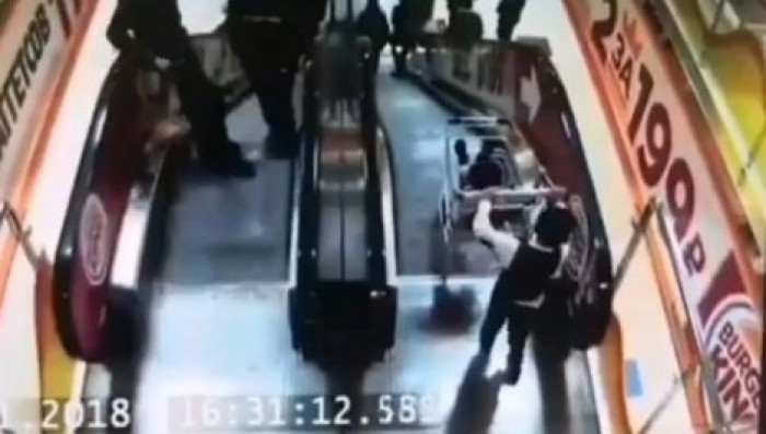 В Югре мальчик столкнул с эскалатора тележку с младшим братом