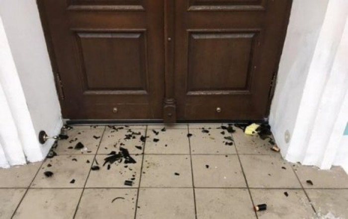 В Киеве в Андреевскую церковь бросили "коктейли Молотова", пострадал священник
