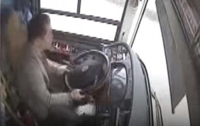 В Китае из-за ссоры пассажирки с водителем автобус рухнул в реку: 13 человек погибли