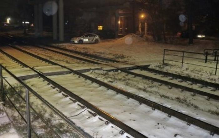 В Мариуполе локомотив сбил пьяных студенток, которые бродили по рельсам