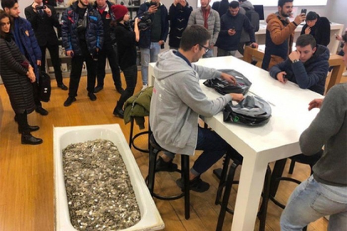 В Москве мужчина спустил на iPhone ванну мелочи