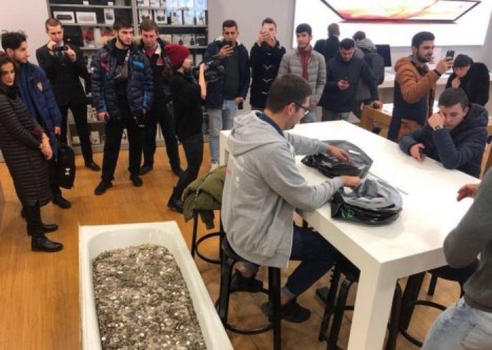 В Москве покупатель iPhone расплатился ванной мелочи
