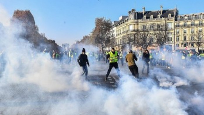 Во Франции более 400 человек ранены на акциях против роста цен на топливо