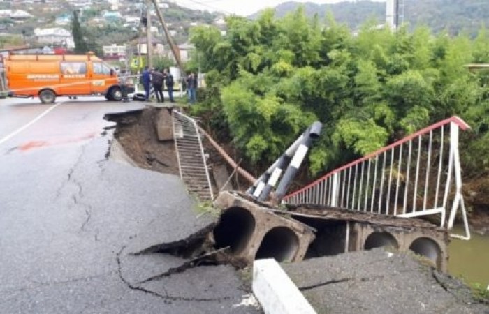 В Сочи обрушилась часть автомобильного моста через реку