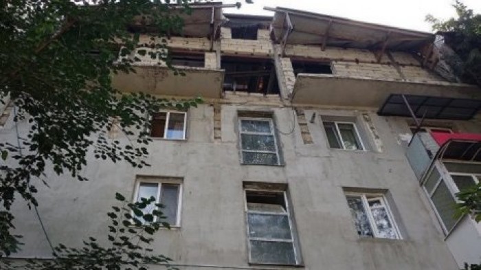 Жильцы дома на ботанике остались без кровли из-за затянувшегося строительства мансарды