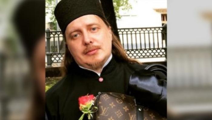 Ботинки Gucci и сумки Louis Vuitton: в сети нашли священника, который хвалится в роскошной жизнью