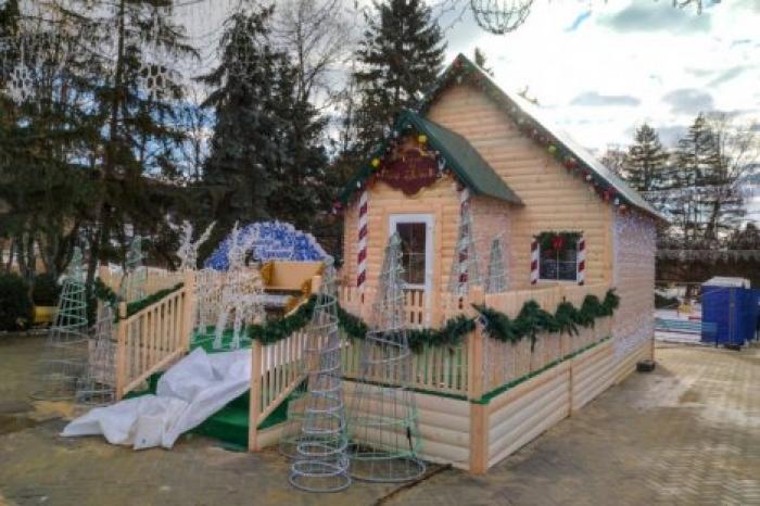 Детские горки, каток и новогодняя елка: в Ниспоренах открыли рождественский городок