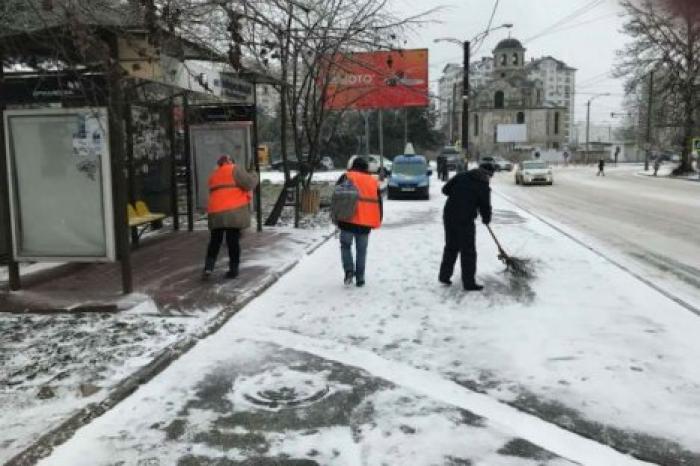 Гололед в Кишиневе: Для уборки тротуаров задействовали около 400 человек