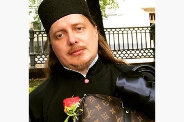 Хваставшийся дорогими вещами батюшка раскрыл источник своего богатства