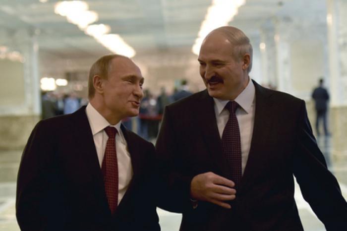 Лукашенко подарил Путину на Новый год четыре мешка картошки