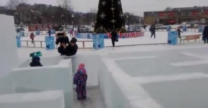 На Сахалине для детей построили ледяной лабиринт без выхода