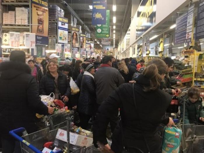 Огромные очереди в магазинах: жители столицы готовятся к празднованию Нового года