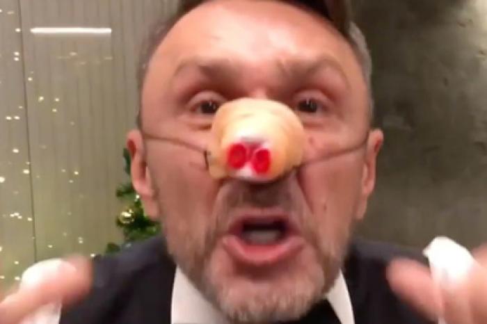Шнуров в маске свиньи спел про подготовку к Новому году
