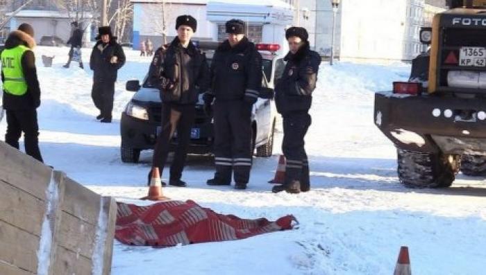 Скатившаяся с горки школьница попала под трактор в Междуреченске