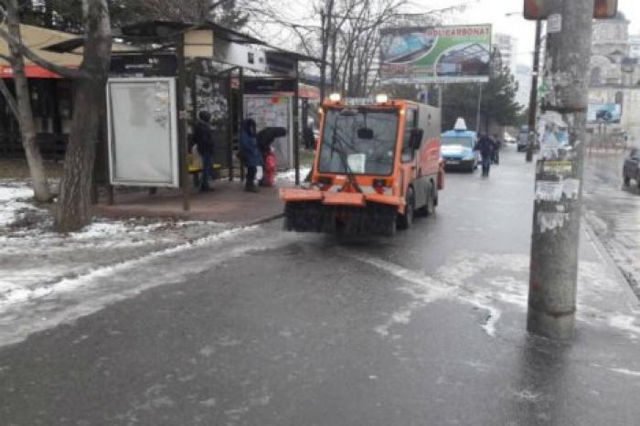 Столичные дворы и тротуары обрабатывают противогололедными средствами