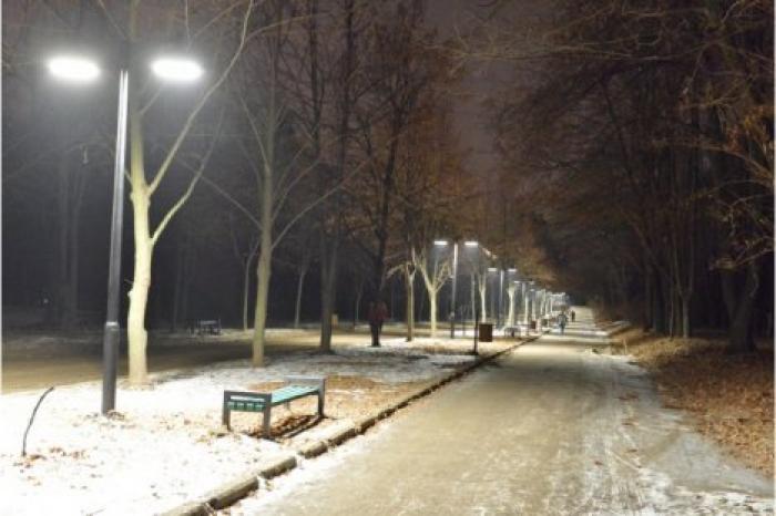 Установлено освещение в столичном парке "Долина роз"