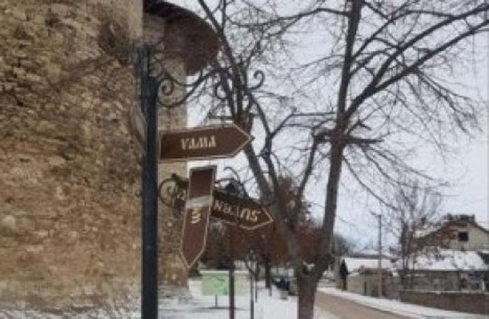 Вандалы изуродовали новые указатели и скамьи у Сорокской крепости