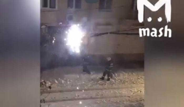 Воронежские пожарные тушили горящие провода снежками