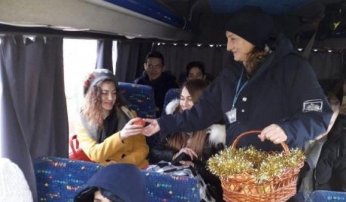 Всех прибывающих в Молдову на границе угощают яблоками