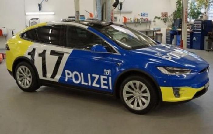 В Швейцарии полиция будет ездить на новых Tesla