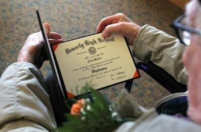 В США 100-летний ветеран получил школьный аттестат