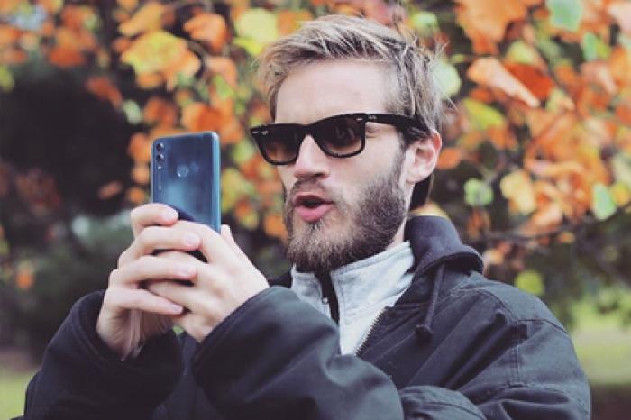 В войне двух самых популярных YouTube-блогеров в мире пострадали журналисты