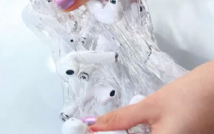 Блогер "убила" десяток AirPods ради яркого видео
