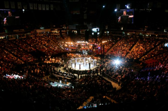 Боец MMA атаковал пожилую пару на глазах у внуков
