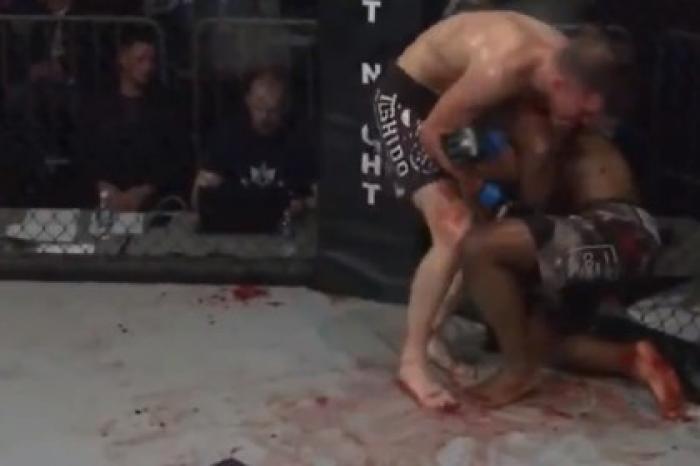 Бойцы MMA залили октагон кровью