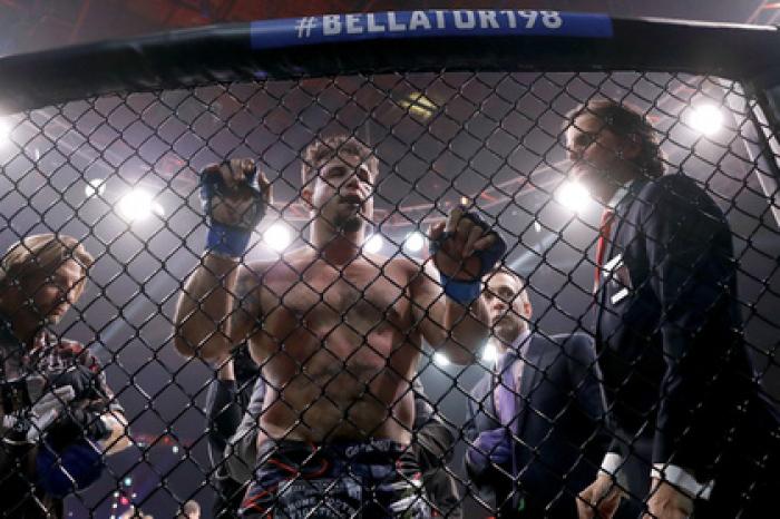 Бывший чемпион UFC подался в рестлинг после кровавого поражения