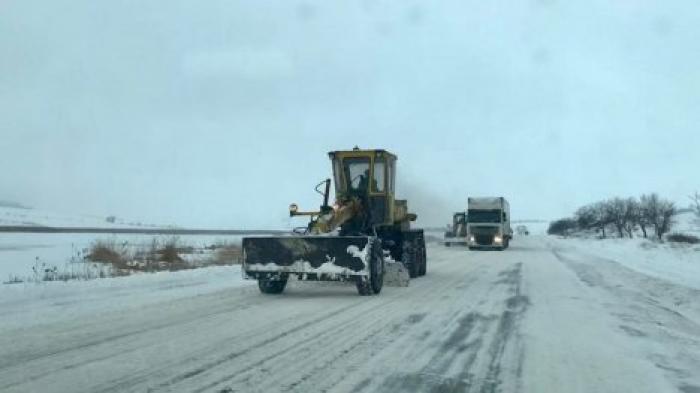 Дорожные службы продолжают борьбу с гололедицей
