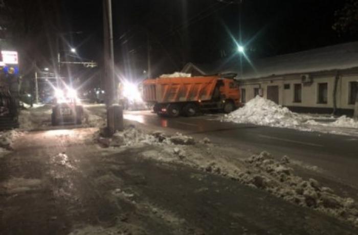 Этой ночью на уборку снега вышли водители троллейбусов во главе с директором столичного Управления электротранспорта