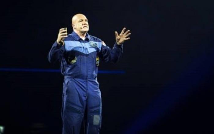 Космонавт случайно позвонил в службу спасения 911 из космоса